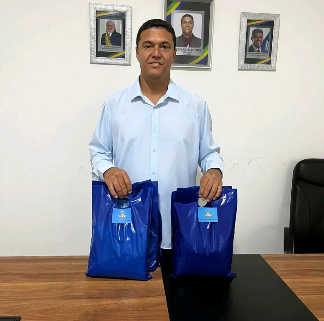 A Câmara Municipal de Oliveira dos Brejinhos apresenta, com satisfação, define o novo padrão de uniformes destinados a todos os servidores desta Casa Legislativa. A iniciativa, conduzida pelo